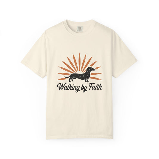 Dachshund Walking by Faith – Vintage Sunburst T-Shirt