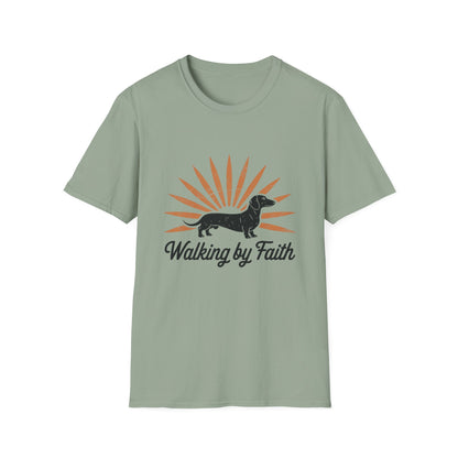 Dachshund Walking by Faith – Vintage Sunburst T-Shirt